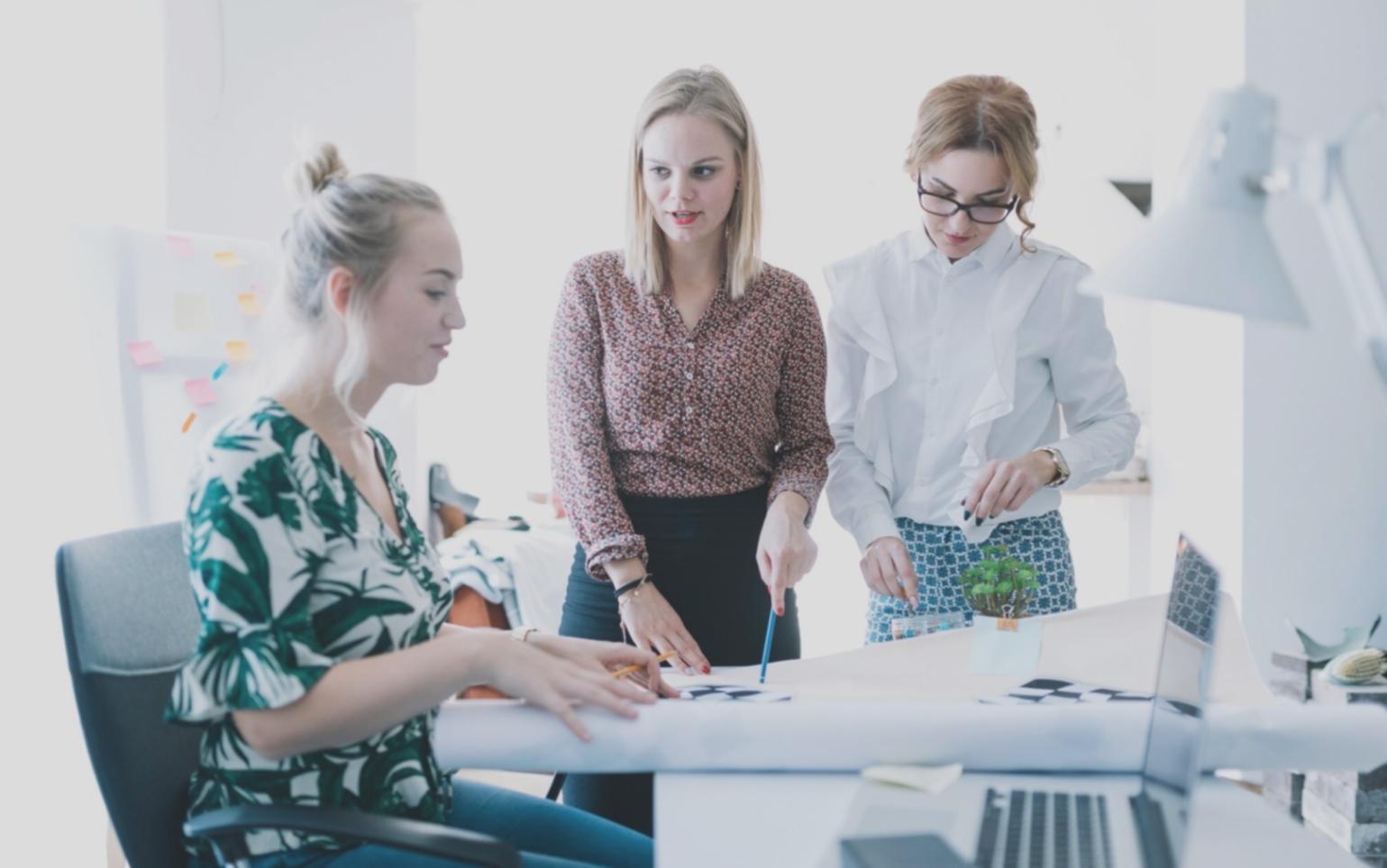 Análisis financiero en reunión de trabajo